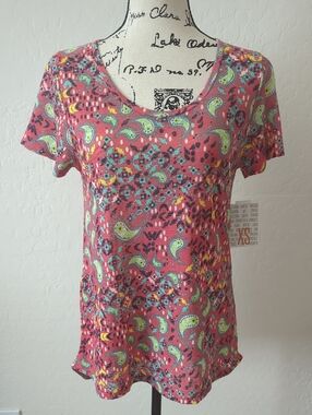 LuLaRoe XS Classic Tee Coral Pink Paisley Short Sleeve Scoop Neck Top